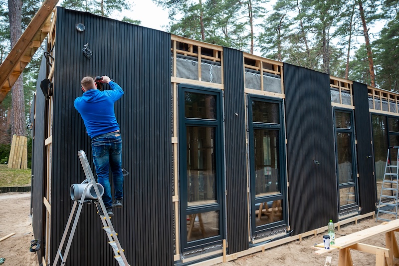 Man som bygger ett attefallshus